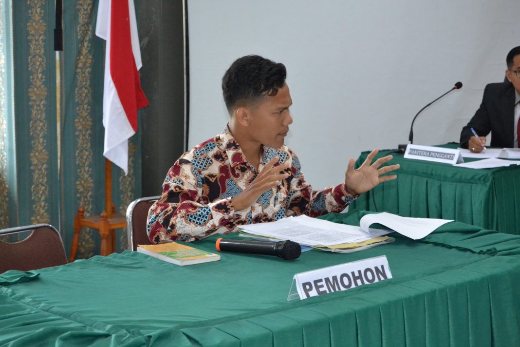 Padil Saputra saat sidang di Komisi Informasi Riau