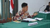 Padil Saputra saat sidang di Komisi Informasi Riau